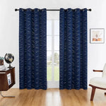 Paire de rideaux bleu marine élégants avec motifs géométriques, parfaits pour une décoration moderne. Ces rideaux ajourés offrent une ambiance chaleureuse et sophistiquée à votre salon ou chambre. Idéal pour habiller une grande baie vitrée et apporter une touche de style contemporain tout en assurant une opacité optimale.