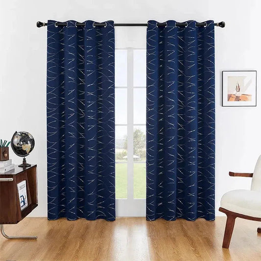 Paire de rideaux bleu marine élégants avec motifs géométriques, parfaits pour une décoration moderne. Ces rideaux ajourés offrent une ambiance chaleureuse et sophistiquée à votre salon ou chambre. Idéal pour habiller une grande baie vitrée et apporter une touche de style contemporain tout en assurant une opacité optimale.