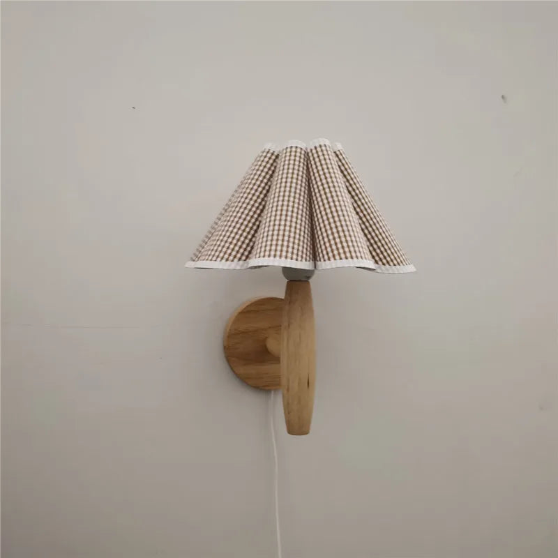 lampe murale plissée bois blanc moderne interrupteur bouton éclairage chambre coucher rustique