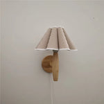 lampe murale plissée bois blanc moderne interrupteur bouton éclairage chambre coucher rustique