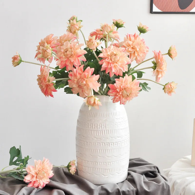bouquet dahlias rose clair blanc minimaliste décoration intérieure hiver anniversaire noël mariage