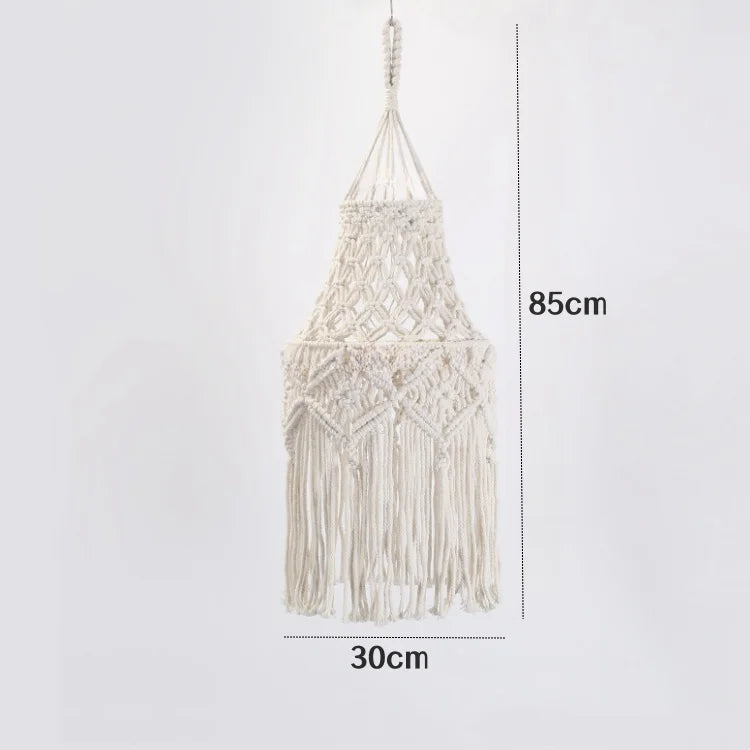 lampe suspendue boho macramé blanc cassé motifs géométriques boule bois franges decoration maison salon