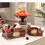 vase baroque ornements dorés motif floral incrustations marbre décor intérieur classique arrangement fleuri