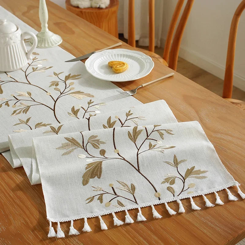 tableau chemin table rustique motifs végétaux franges beige branches feuilles textures tissées bohème