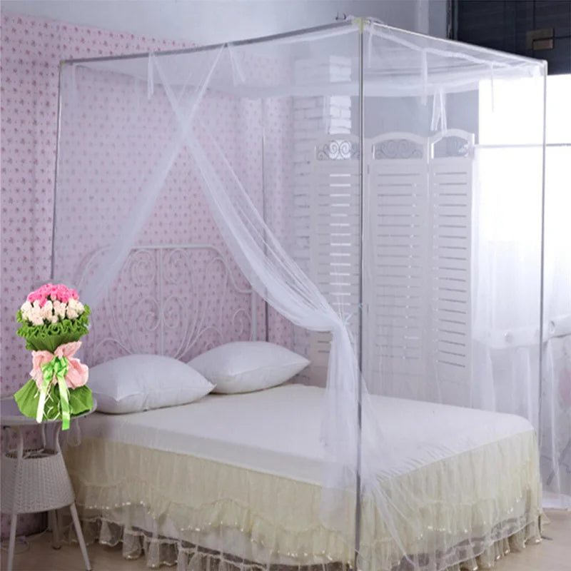 filet lit rose blanc maille hexagonale transparent classique inclusion oreillers draps franges bouquet fleurs