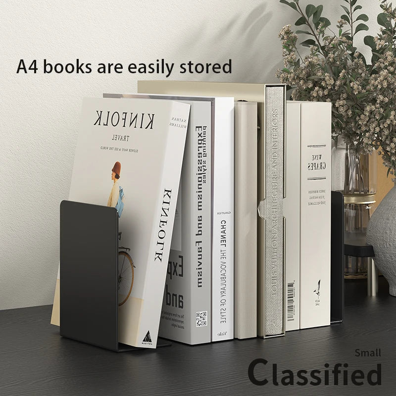 Détail serre-livres métal blanc supportant livres lourds