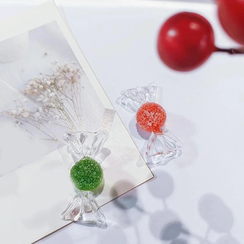 décoration table moderne figurines verre bonbons colorés transparents vert rouge bleu jaune violet minimalistes