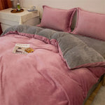 Housse de couette en flanelle grise sur un lit double