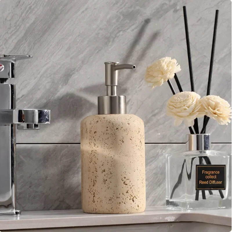 ensemble produits salle bain moderne céramique beige clair porte brosse dents diffuseur parfum distributeur