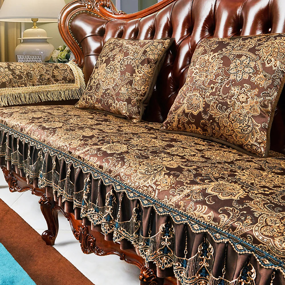 Élégant sofa capitonné aux motifs floraux dorés et ornements en bois sculpté, créant une atmosphère luxueuse et raffinée dans cette pièce.