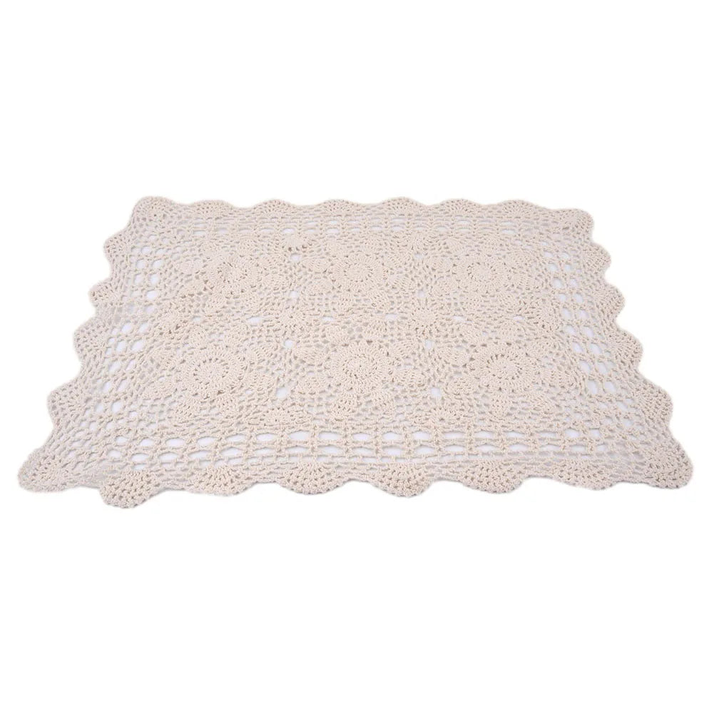 Set de table crochet blanc posé sur une nappe