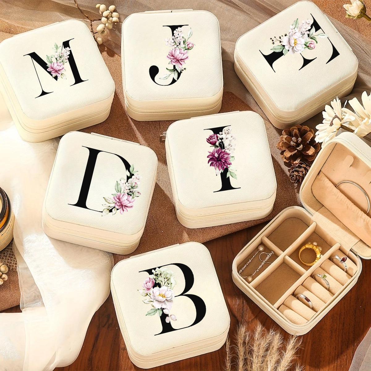 boîte bijoux voyage beige fermeture éclair compartiments rangement bijoux motif floral lettres noires