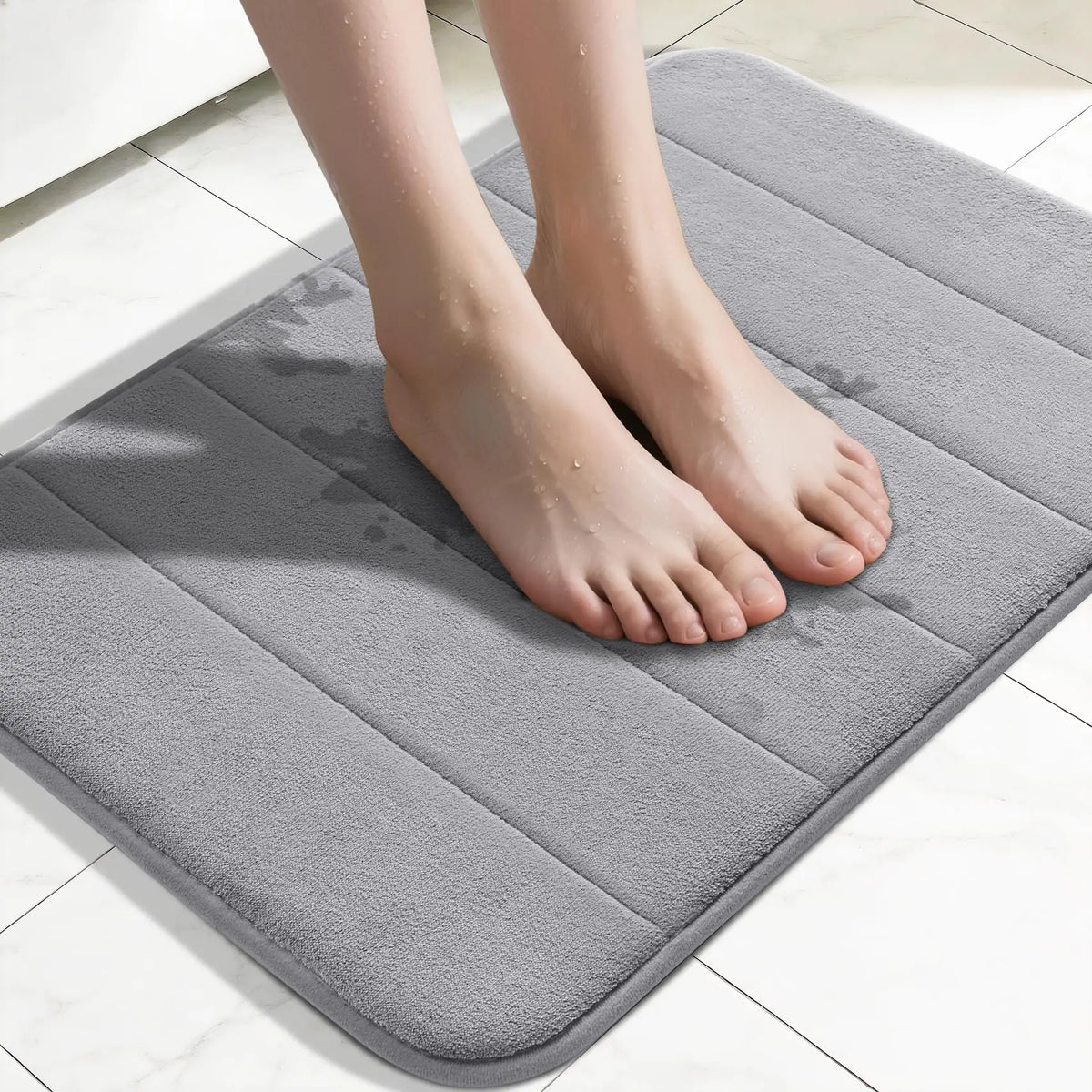tapis bain gris clair rayures horizontales antidérapant mousse mémoire forme séchage rapide moderne salle