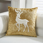 Un coussin doré avec un design de cerf stylisé en blanc.