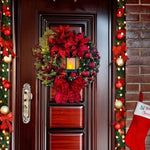 Couronne de Noël dorée suspendue à une fenêtre avec décoration intérieure festive