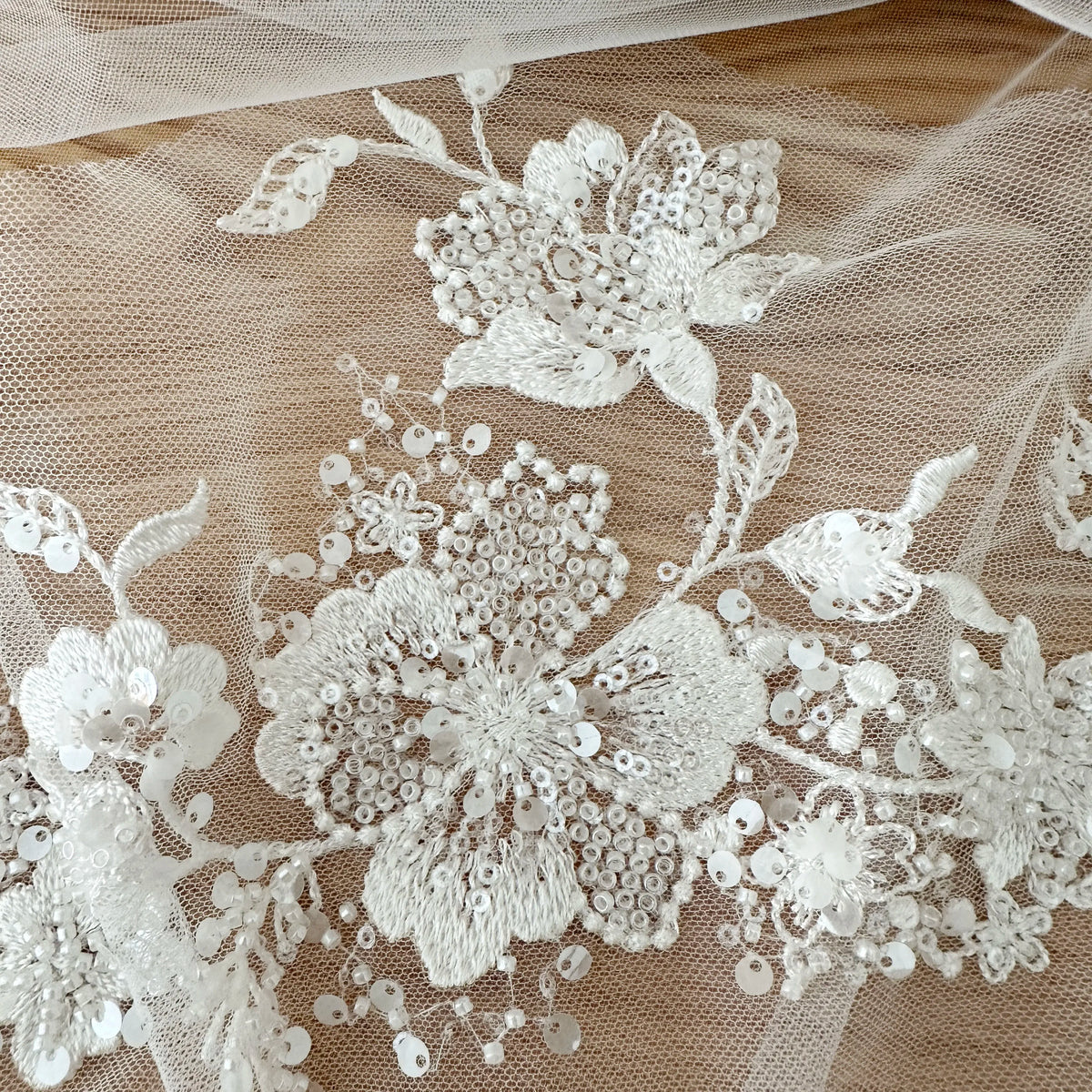 ruban décoratif floral brodé élégant blanc translucide 2mètres longueur