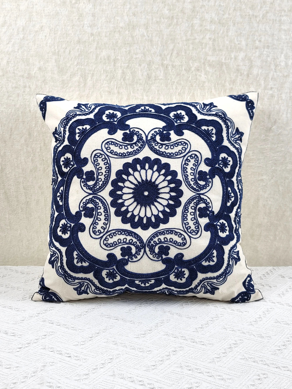 housse coussin ronde brodée motif floral blanc bleu marine décorative traditionnelle maison canapé chambre