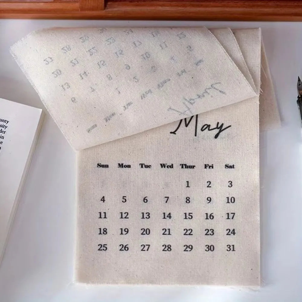 calendrier mural rétro textile 2026 beige clair tissu lin clip métallique ruban coton minimaliste