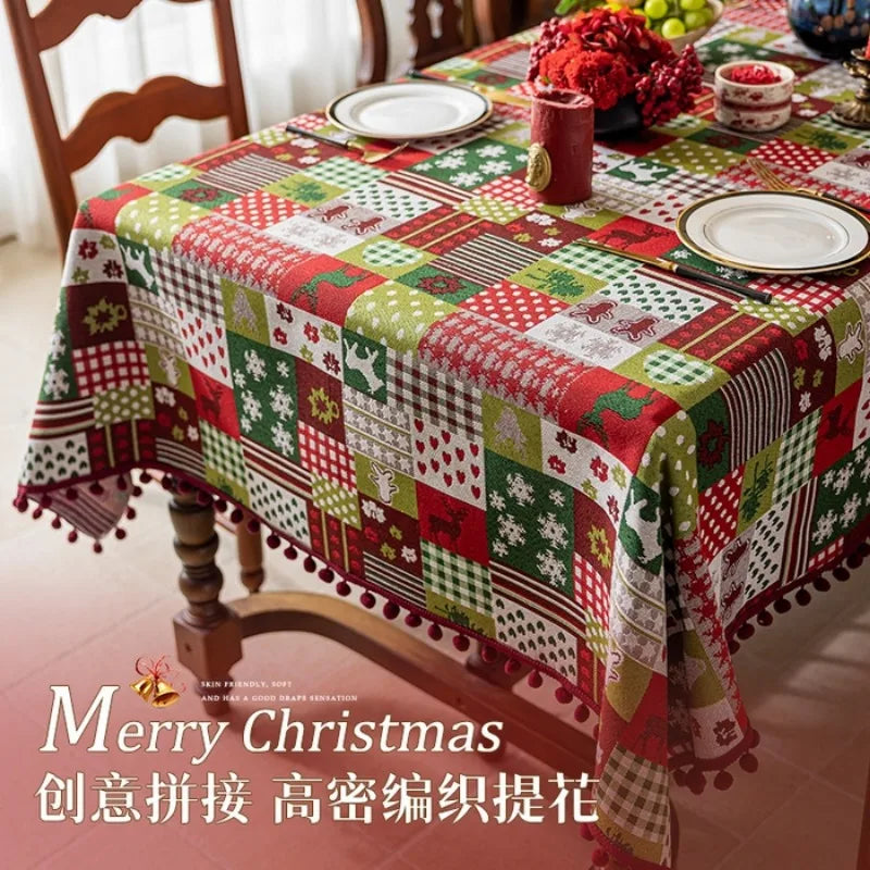 Une table de Noël festive avec une nappe colorée et des décorations.