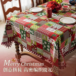 Une table de Noël festive avec une nappe colorée et des décorations.