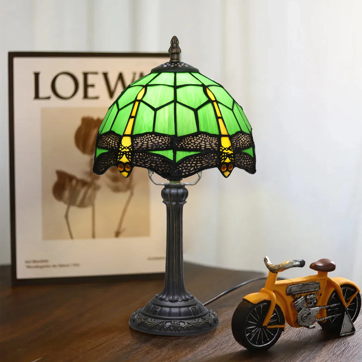 lampe table tiffany verre vert noir jaune libellules motif opalescent moderne chambre salon