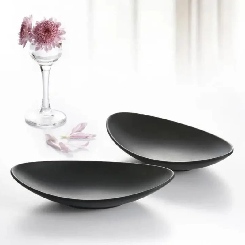 assiettes ovales forme feuille moderne noir mat decoration cuisine minimaliste plateau repas