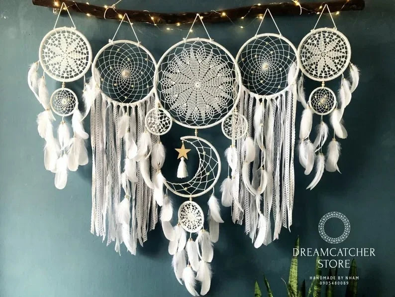 Dreamcatchers traditionnels crochetés motifs floraux plumes gris noir rose suspendus