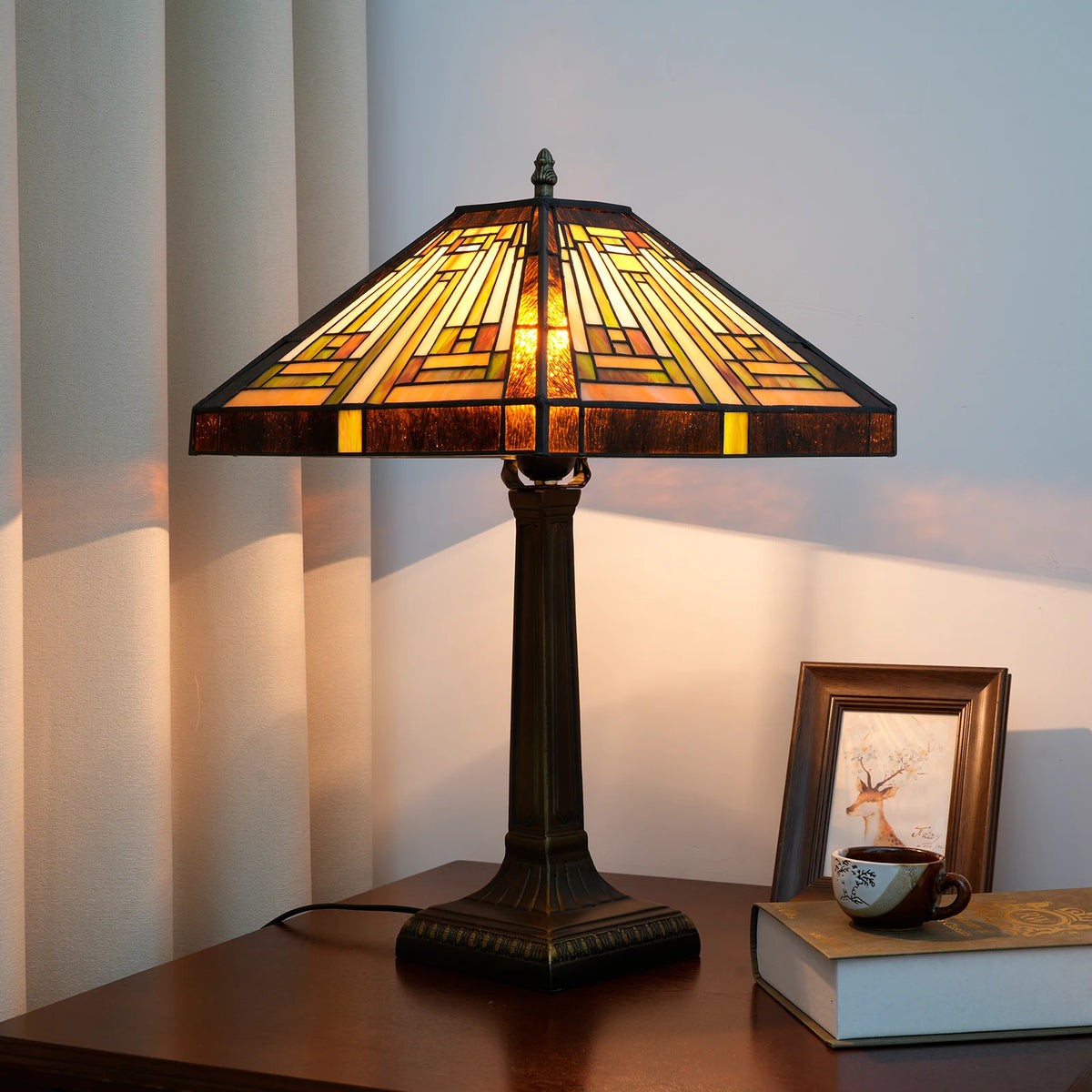 lampe table vitrail tiffany mosaïque géométrique marron décor salon chambre