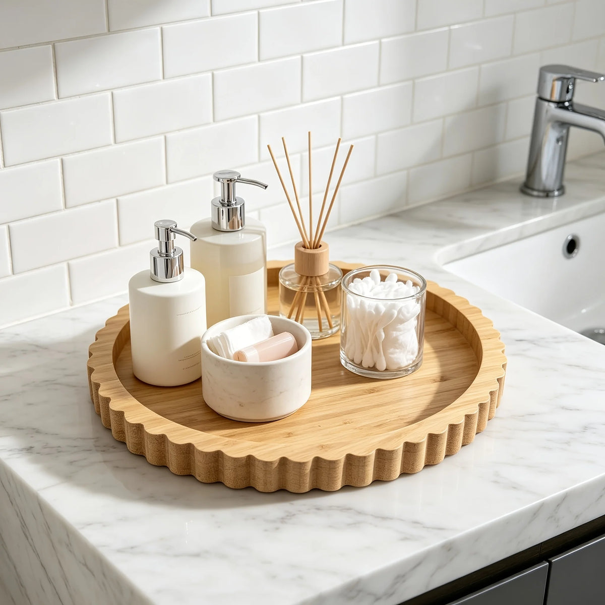 plateau bois ondulé bord ondulé deco salon aromathérapie bouteilles flacons bougies diffuseur parfum vases