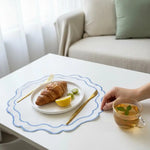 assiettes coton brodées moderne bordure ondulée blanc vert bleu élégantes cuisine