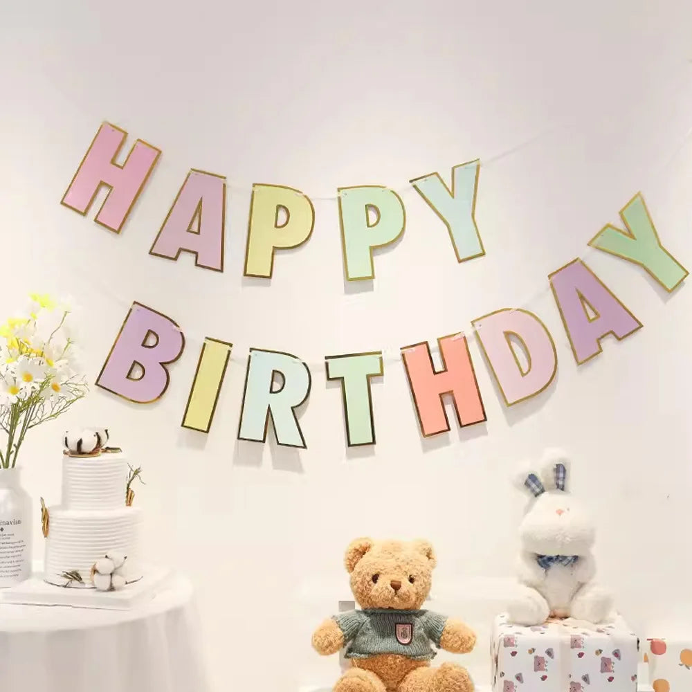 guirlande lettres anniversaire violet jaune vert pastel lettres dorées moderne festif clips