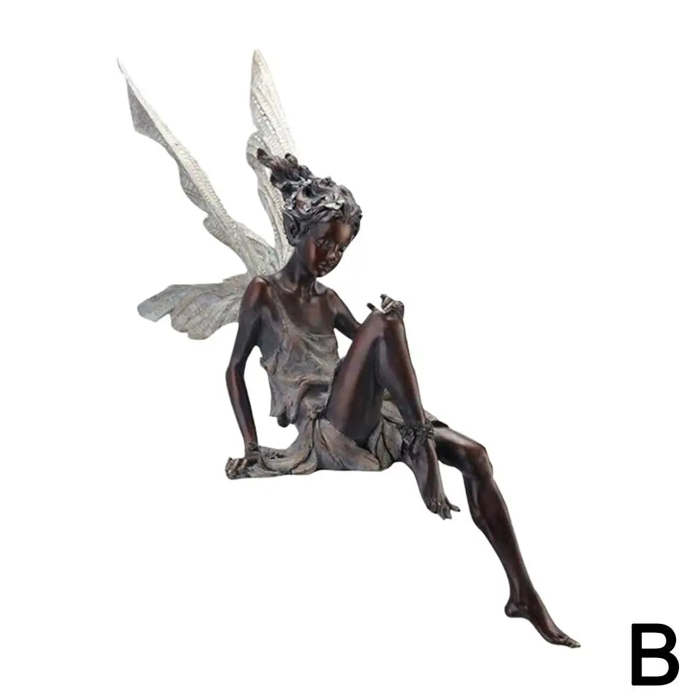 statuette fée assise bronze foncé gris clair vert pâle ailes ajourées fantaisiste jardinextérieur résistanteintempéries