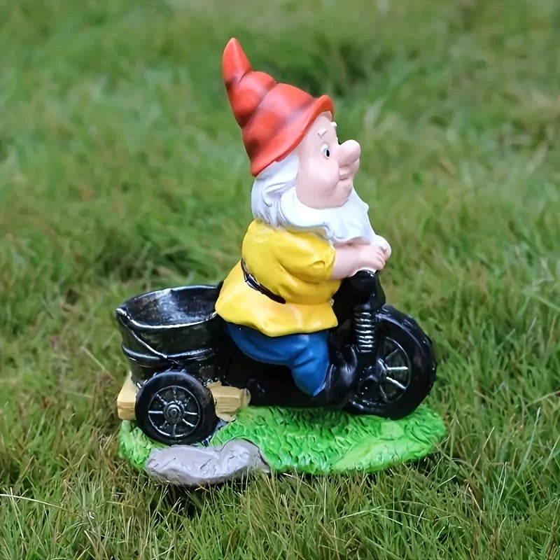 décoration jardin gnome moto rouge veste jaune pantalon bleu barbe blanche fleurs jaunes