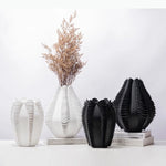 vase moderne noir blanc rayures verticales texture ondulée décoration table arrangement fleurs minimaliste