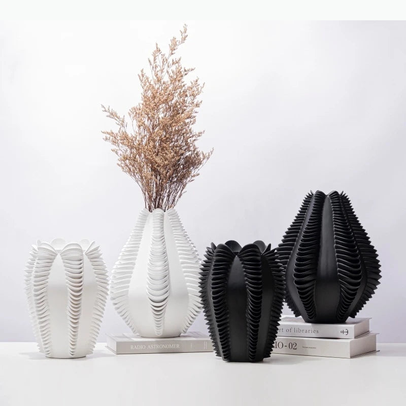 vase moderne noir blanc rayures verticales texture ondulée décoration table arrangement fleurs minimaliste