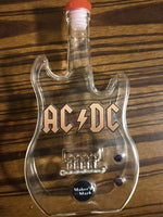 ornement rock bouteille forme guitare ac dc whisky transparent ambré rouge collection décoration plectres