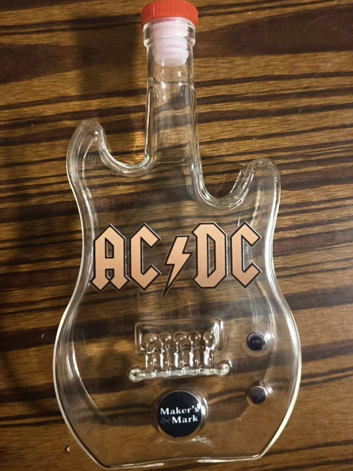 ornement rock bouteille forme guitare ac dc whisky transparent ambré rouge collection décoration plectres