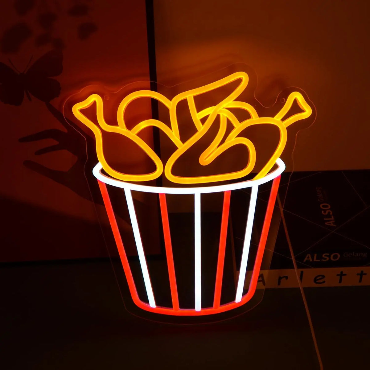 Enseigne néon frites éclairée créant une ambiance chaleureuse dans un intérieur