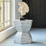 table basse contemporaine bois blanc bleu foncé motifs losanges texturés