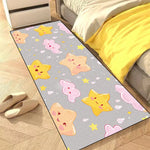 Tapis décoratif gris orné d'étoiles, de cœurs et d'autres motifs colorés dans une chambre d'enfant.