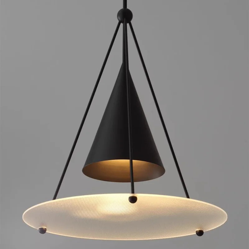 suspension lumineuse moderne conique noir blanc doré diffuseur grille opacité minimaliste chaînes métalliques