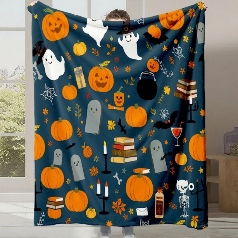 Couverture Halloween avec des citrouilles, des fantômes, des araignées et autres éléments décoratifs typiques de cette fête.