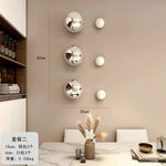 décoration murale moderne sphères miroitantes argentées orange blanches fixations muralesintérieur chambre salon