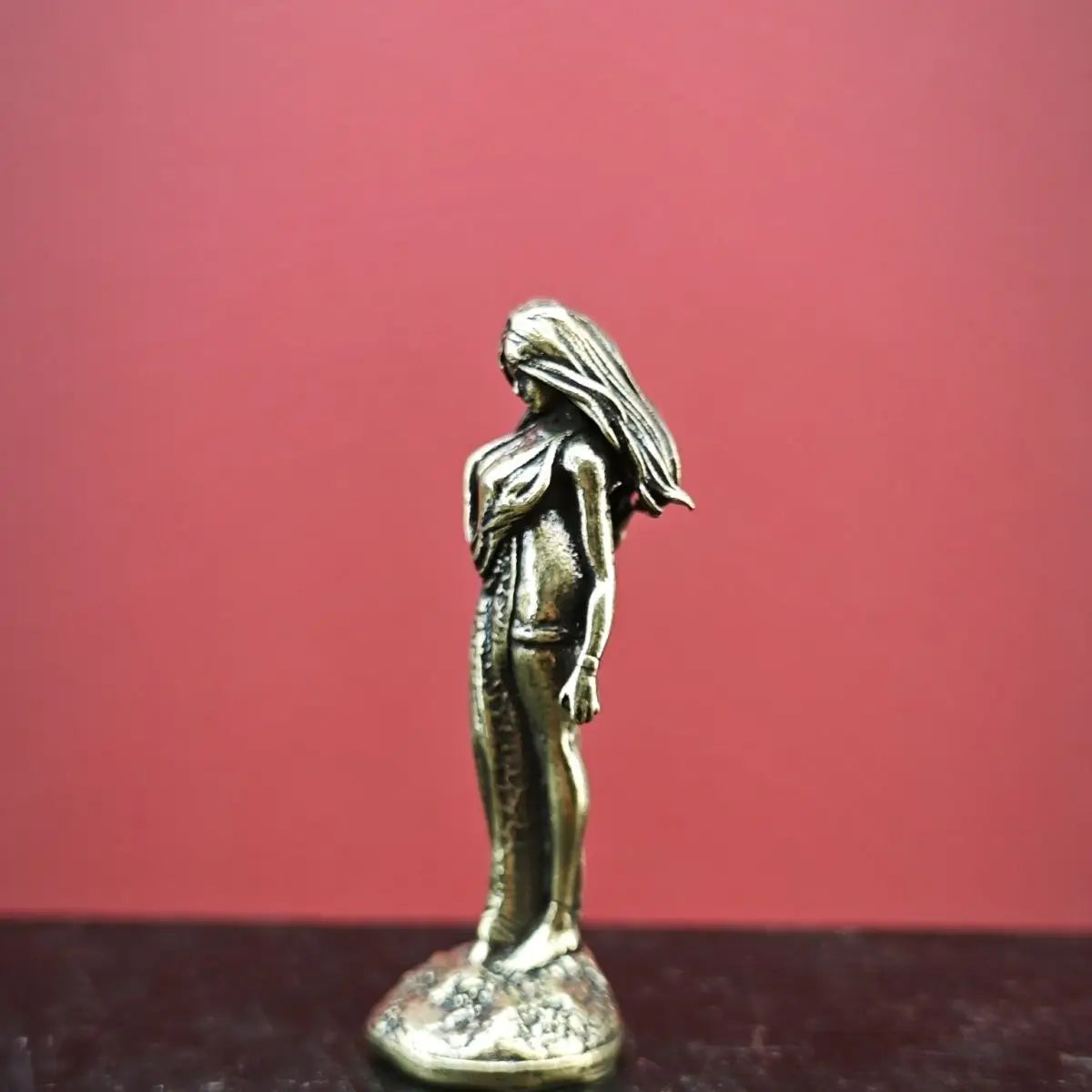 statue femme bronze doré relief détaillé longs cheveux robe drapée classique ornement décoration maison