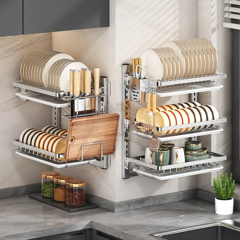 étagère vaisselle moderne métal argenté fixée mur couteaux assiettes cuillères tasses couverts plats