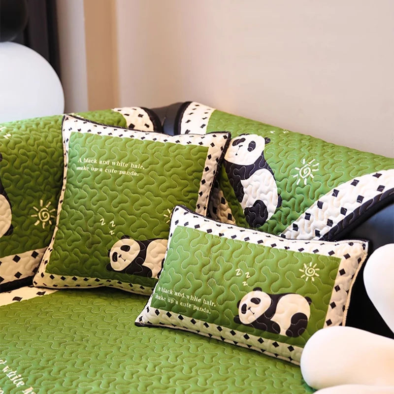 Un ensemble de coussins décoratifs verts avec des motifs de pandas noirs et blancs, créant une ambiance confortable et mignonne dans la pièce.