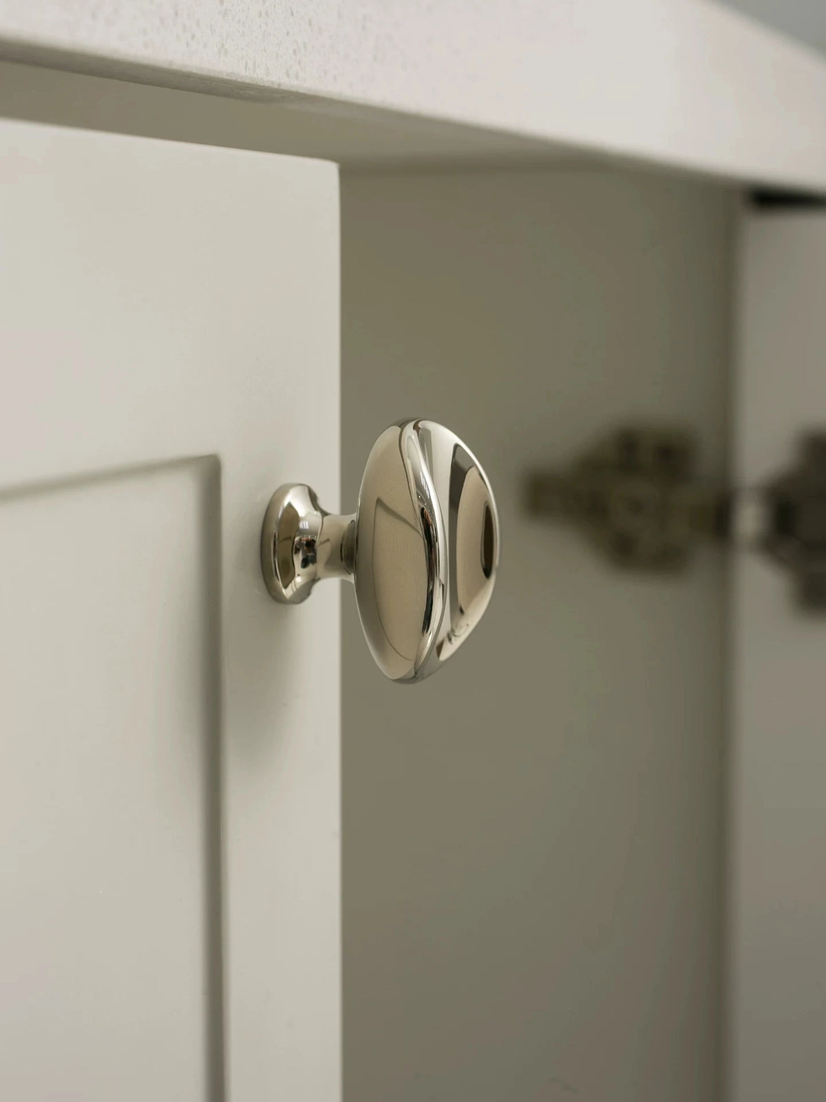 boutons porte argenté moderne élégants meubles chambre tiroirs cuisine lisses brillants travaux bois européens