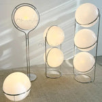lampe sol moderne métal chromé boule acrylique blanche lumière led salon décoration intérieure