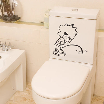 Autocollant de toilette Bad Boy Pees en couleur opaque sur mur blanc