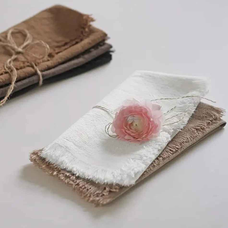 Un étui en tissu délicat et une fleur rose sur un fond clair.